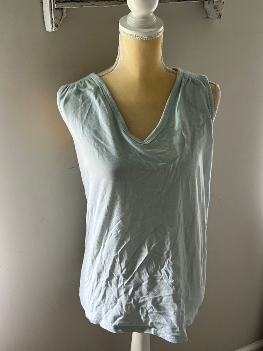 Sleeveless V-Neck Women's Tank Top - Light Blue